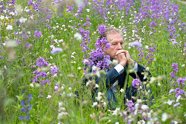 Führungskraft Burnout Führungskraft mit Burnout sitzt erschöpft und nachdenklich im Gras
