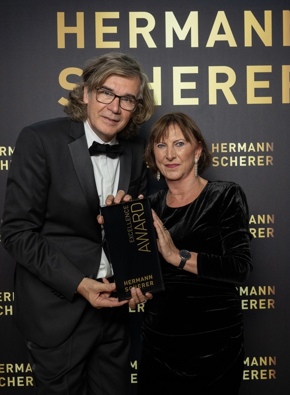 Dr. Claudia Neumann erhält den Exzellence Award nach Gewinn Speaker-Slam 2024.