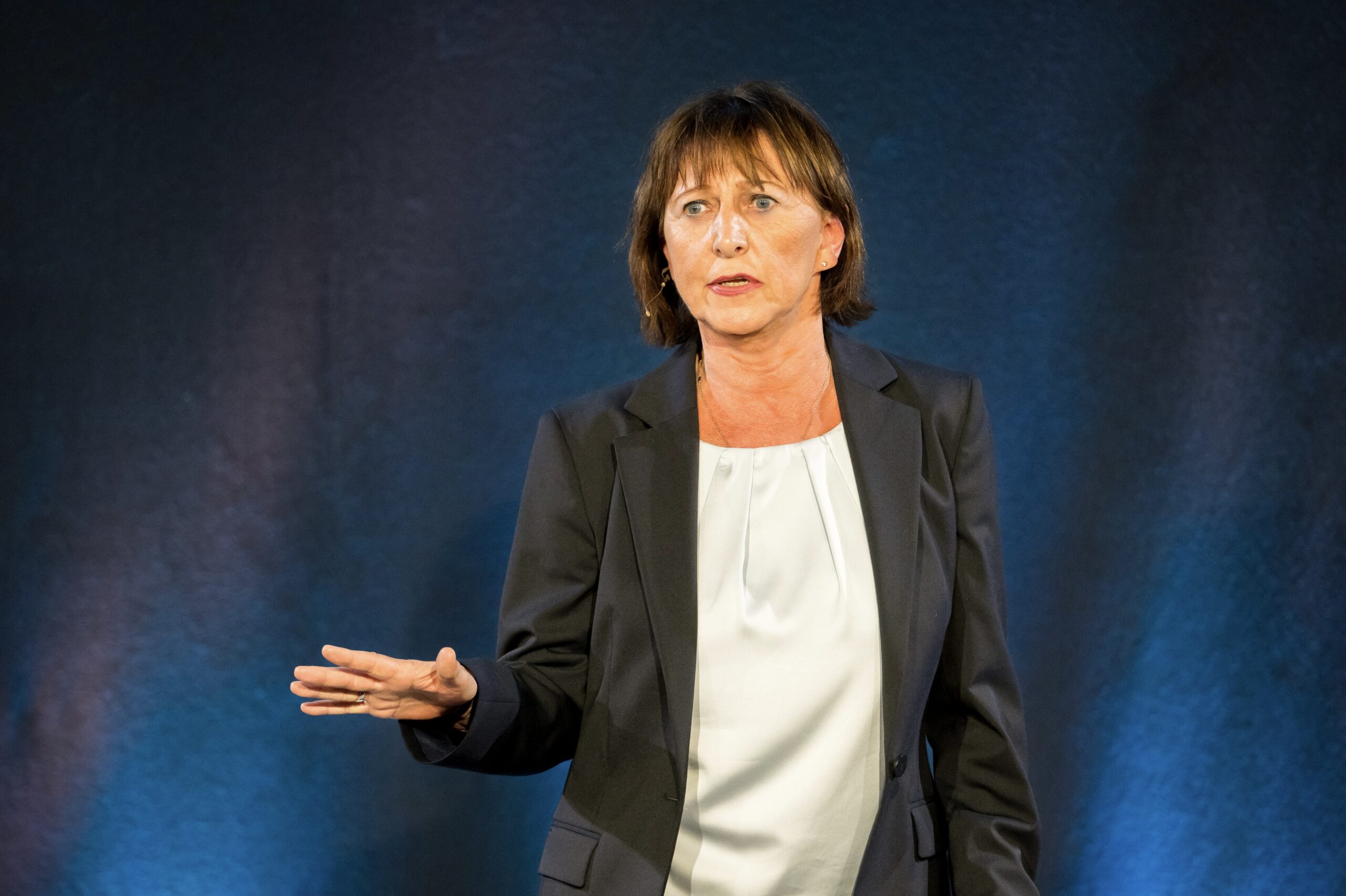 Frau Dr. Neumann auf der Bühne, spricht zum Publikum