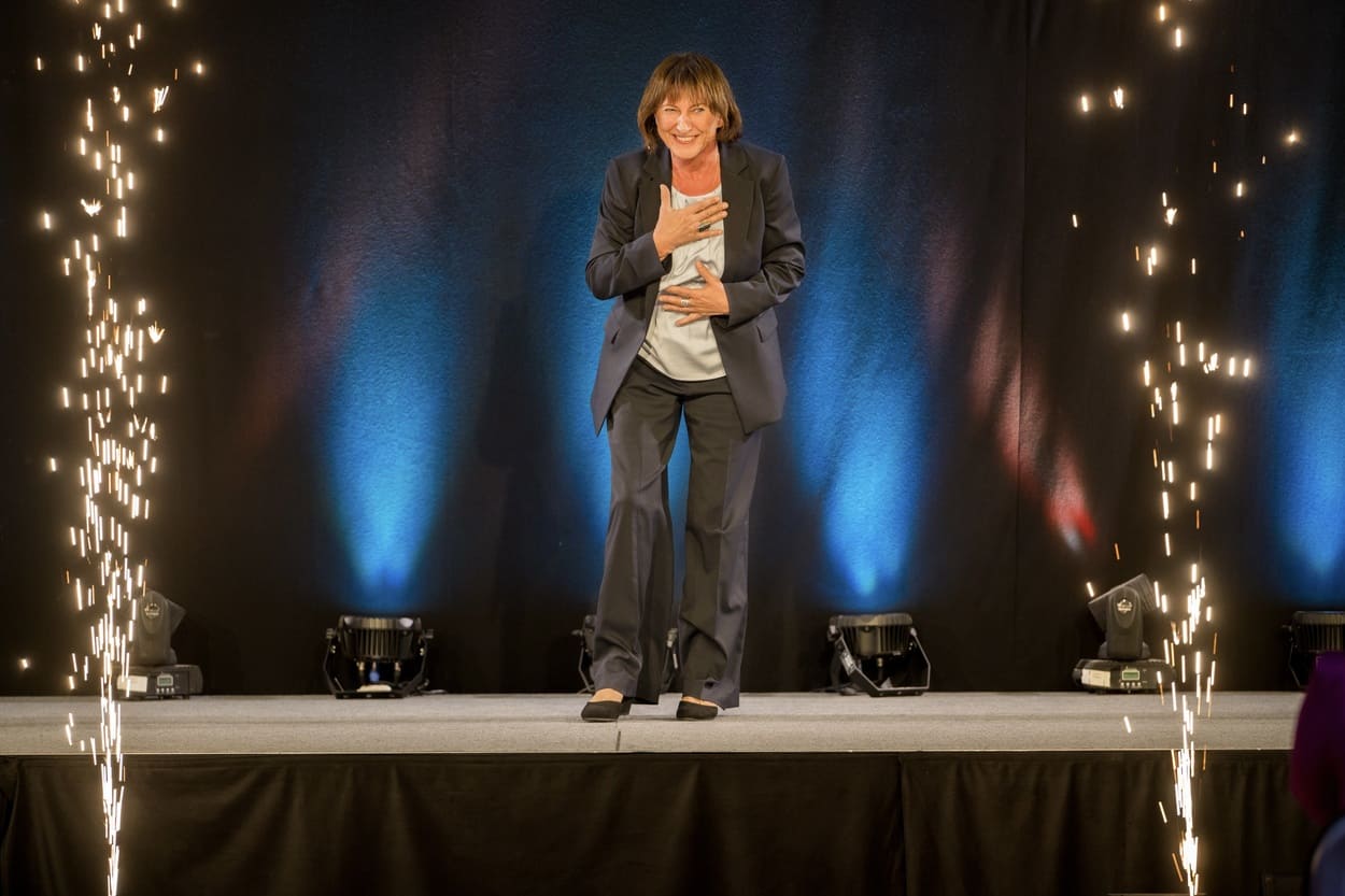 Dr Claudia Neumann bedankt sich auf der Bühne nach ihrem Gewinn des Speakers Slamsund des Exzellenz Awards.