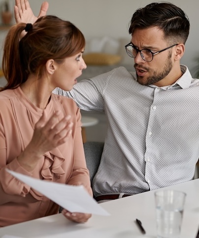 Ein Mann und eine Frau streiten sich während eines Meetings auf der Arbeit.