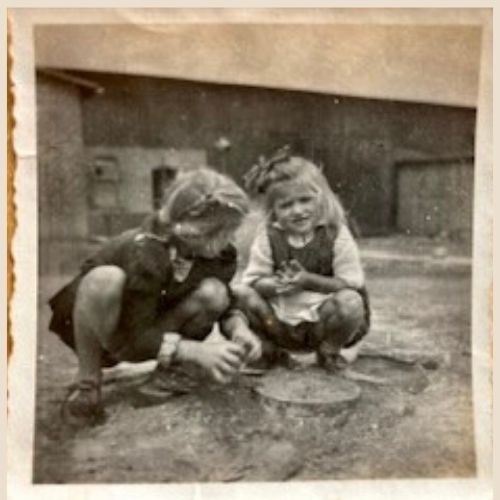 Altes Foto mit Rand und leicht vergilbt, zeigt zwei spielende Kinder um 1940. Workshop Ahnenforschung mit KI.
